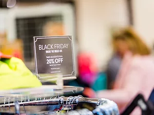Old-School Retailers Stumbled Into Holiday Spending Weekend 