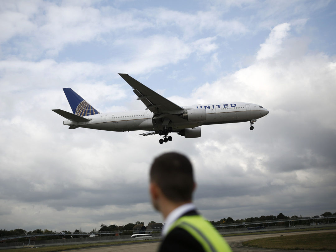 United Air Doles Out Perks to Plug 10-Year Gap of 10,000 Pilots