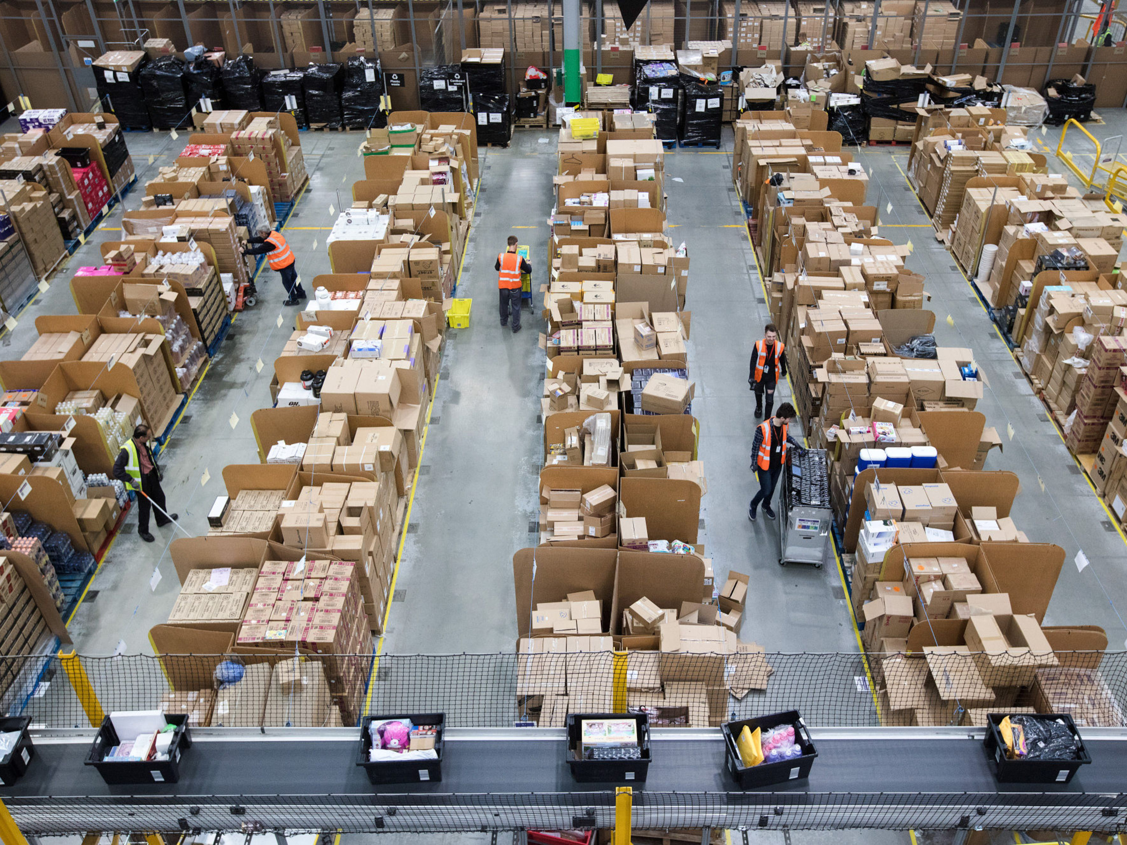 Amazon Tests Cheap Warehouses to Make Holiday Shopping Snafu-Free