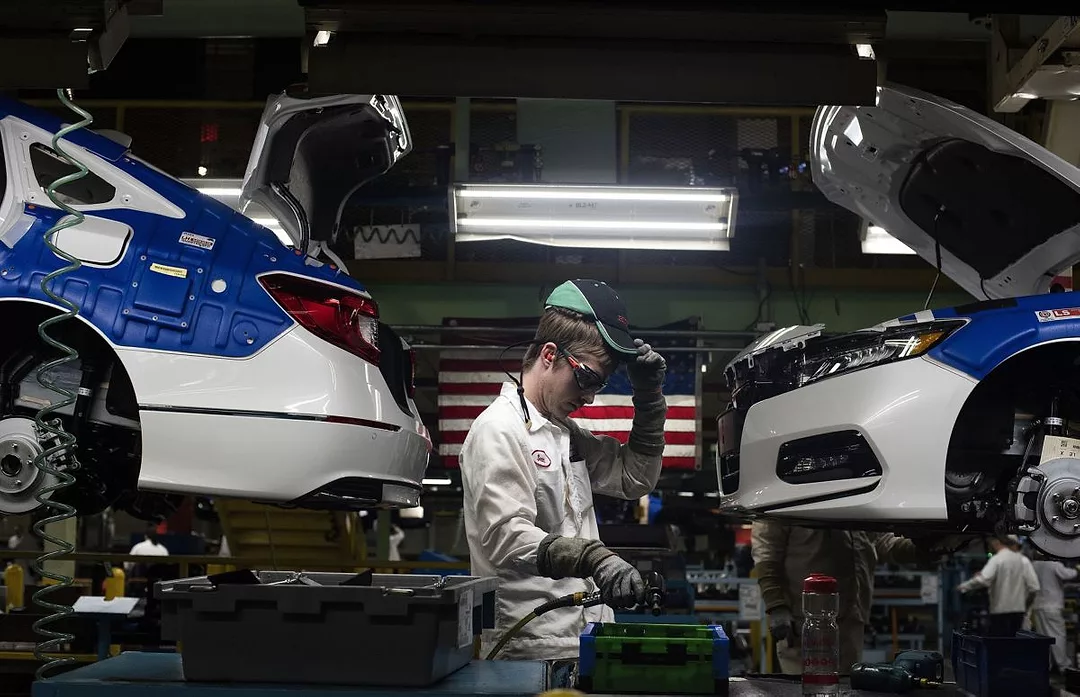 EV ELECTRIC VEHICLE MANUFACTURING BLOOMBERG.jpg