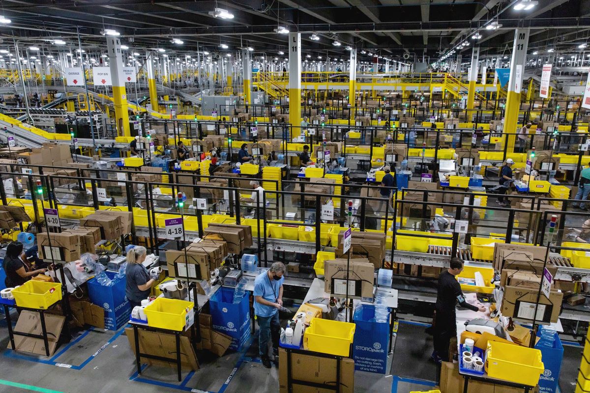 Amazon warehouse bloomberg