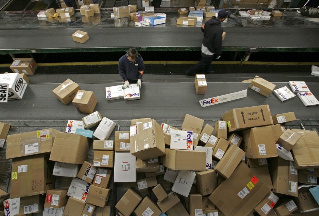 AN AERIAL VIEW OF WORKERS WORKING IN A FEDEX WAREHOUSE