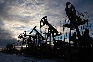 RUSSIA OIL DERRICKS BLOOMBERG.jpg