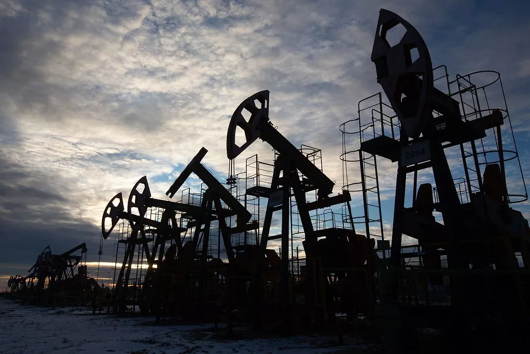RUSSIA OIL DERRICKS BLOOMBERG.jpg