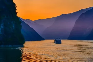 THE SUN SETS ON THE YANGTZE RIVER 