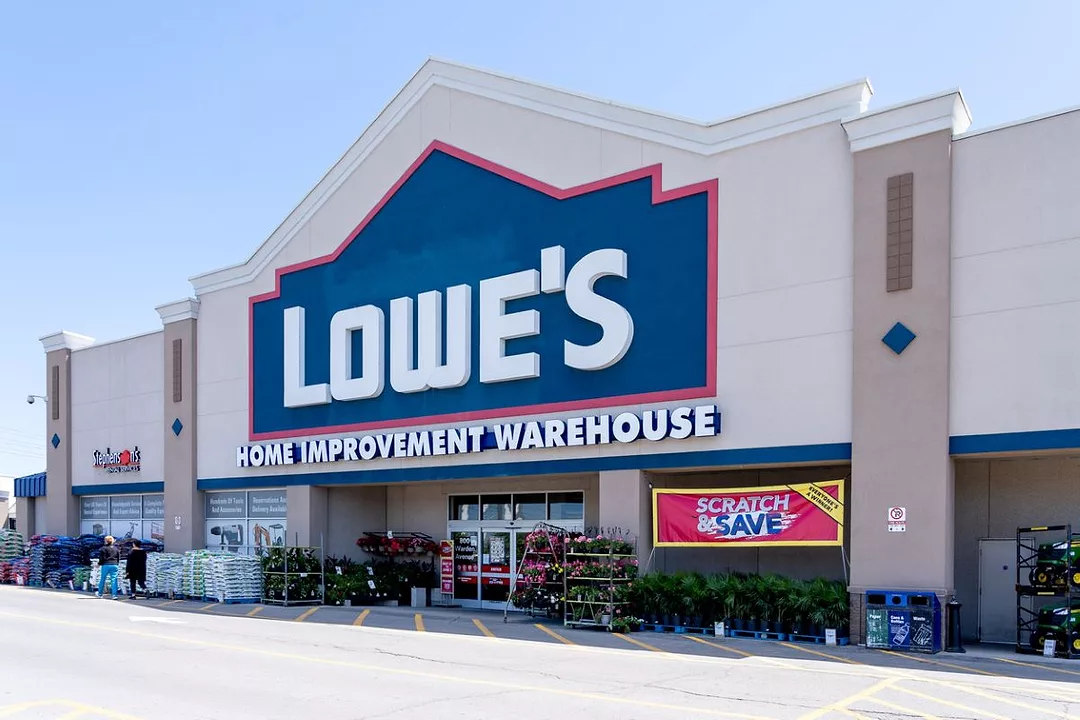 A LOWES RETAIL STOREFRONT SITS IN THE SUN