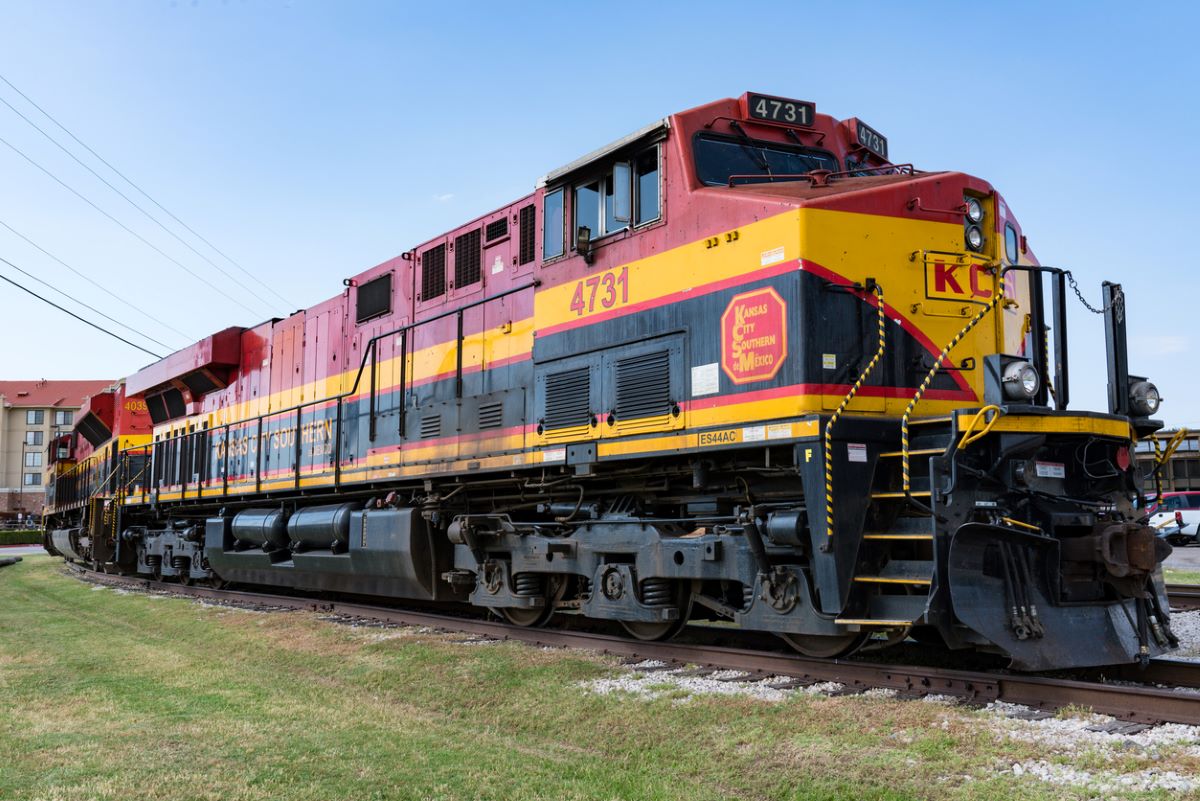 Kansas city southern de mexico locomotive istock pabradyphoto 689853308