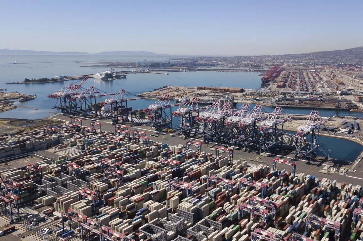 Port of los angeles long beach southern california ports istock mattgush 1058640800
