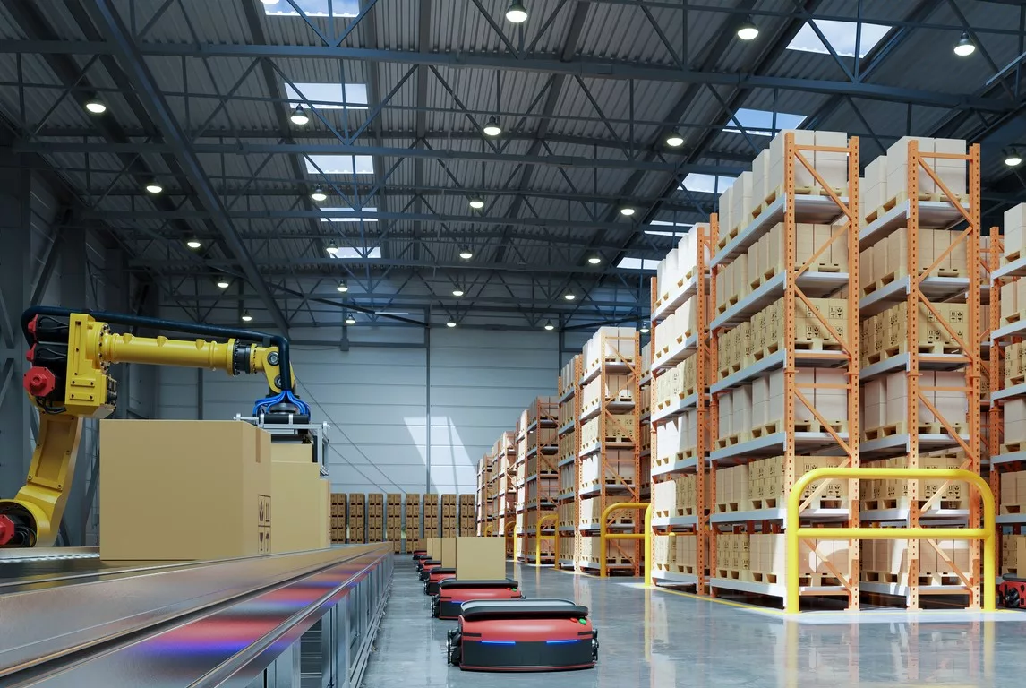 Bir depoda mal paketleme ve taşıma işlemi yapan robotik kollar