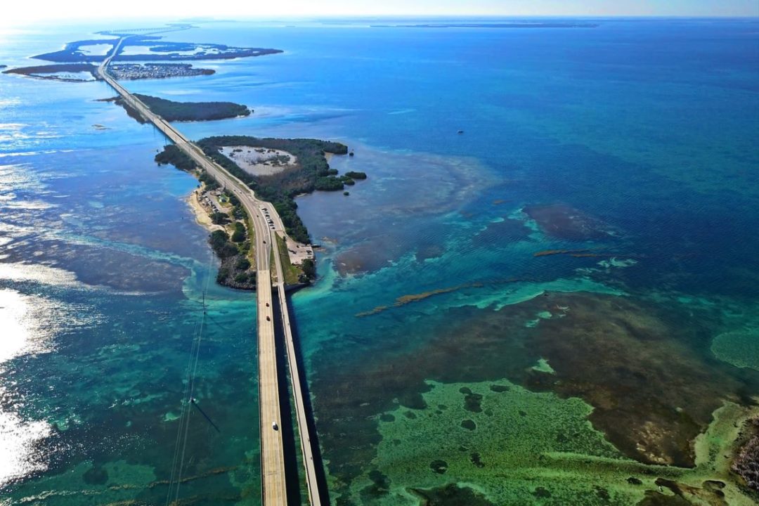 AN AERIAL SHOT OF THE HIGHWAY CONNECTING FLORIDA KEYS 