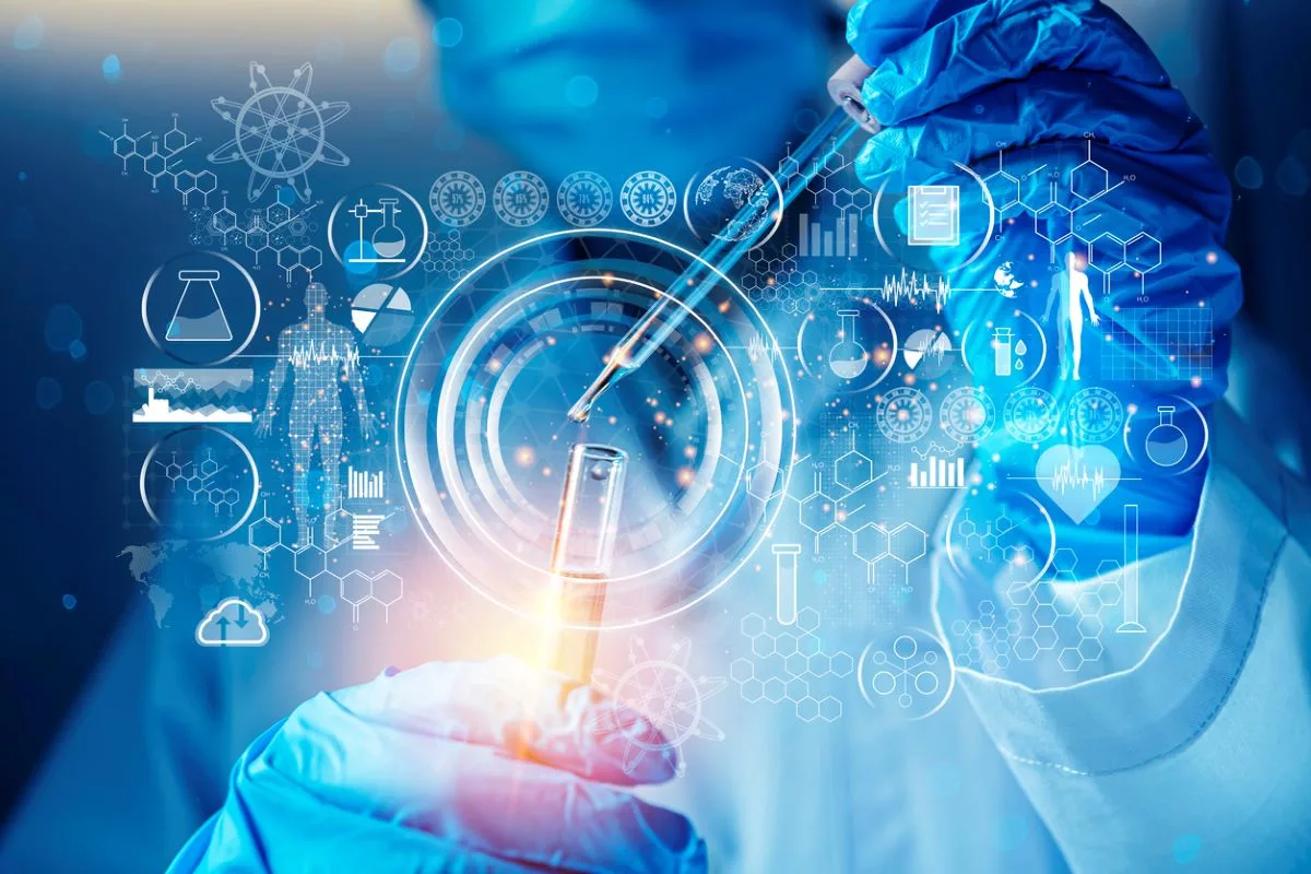 Grafiklerle çevrili maskeli bir işçi pipet kullanarak bir test tüpüne sıvı damlatıyor