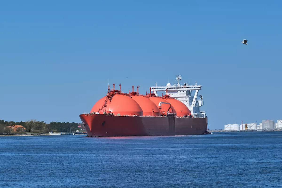 Bir sıvılaştırılmış doğal gaz tankeri açık denizde ilerliyor