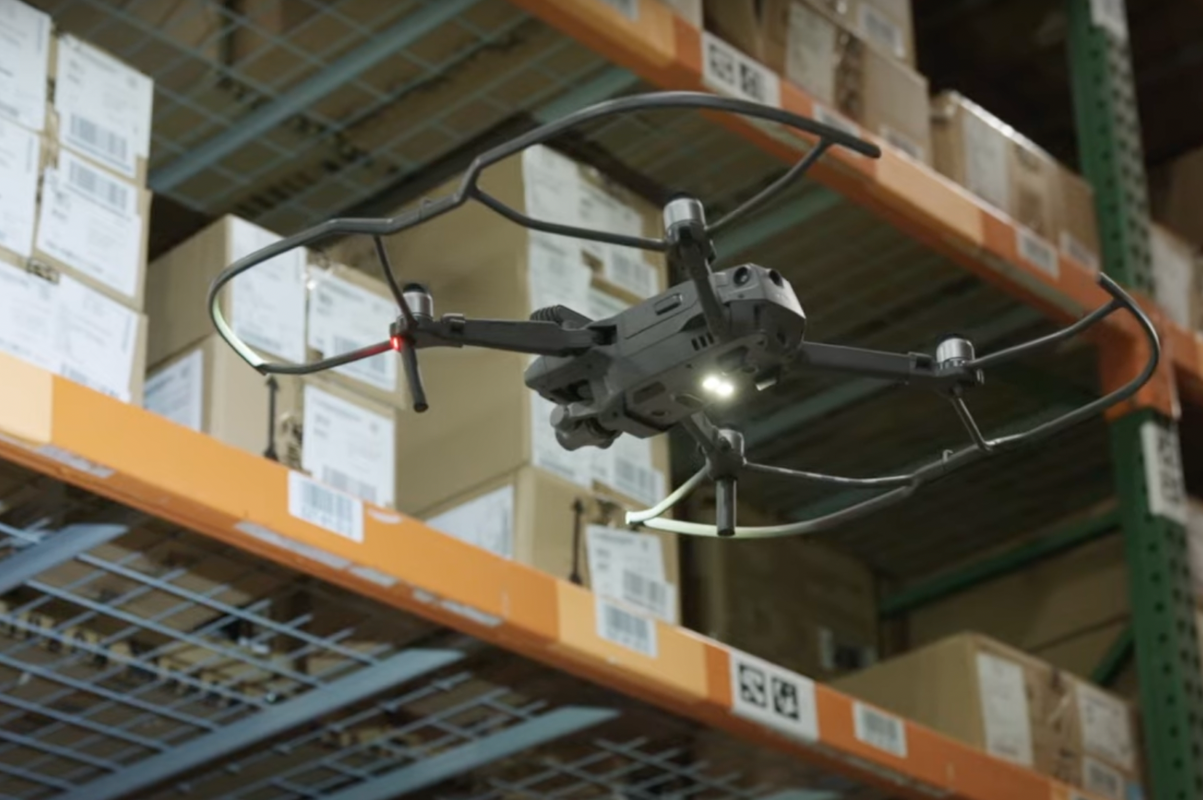 Drone in warehouse scanning scanner gather.ai