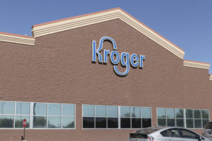 THE EXTERIOR OF A LARGE SUPERMARKET HAS THE KROGER LOGO ON THE FRONT OF THE BUILDING.