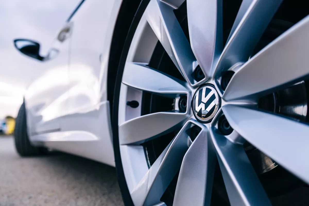 Bir Volkswagen otomobil lastiğinin yakın çekimi; lastiğin ortasında VW logosu görülüyor