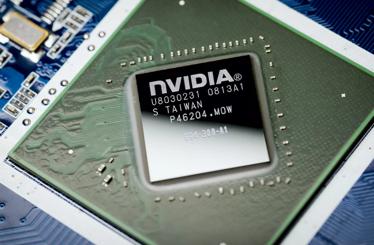 Bir Nvidia çipi bir anakarta gömülmekte