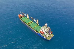 AERIAL PERSPECTIVE OF A CARGO SHIP AT SEA.