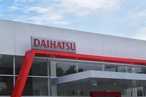THE DAIHATSU LOGO CAN BE SEEN ON THE TOP OF A BUILDING.