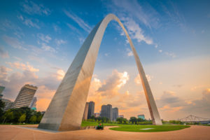 GROUND VIEW OF THE ST. LOUIS ARCH.