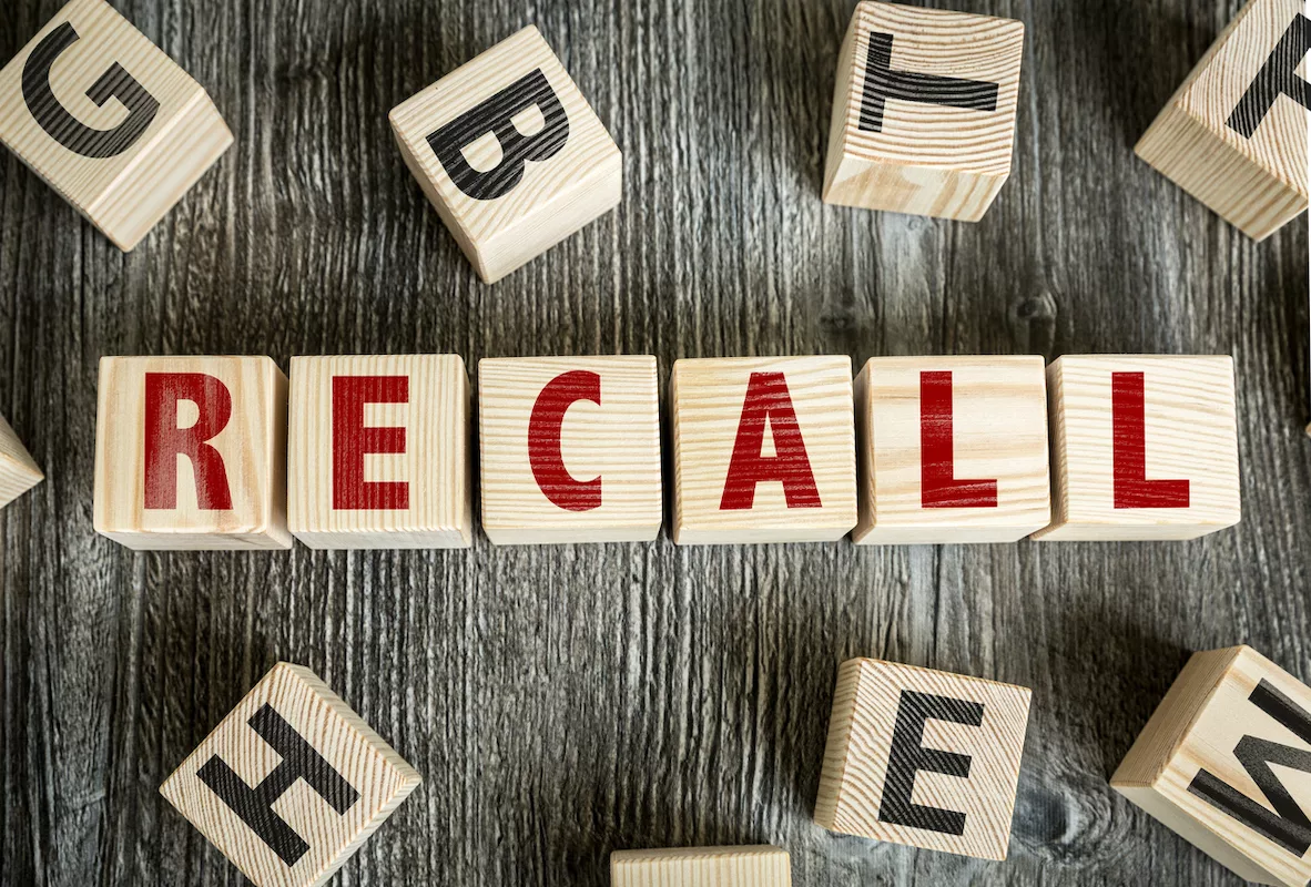 Ahşap yüzey üzerinde harf blokları RECALL kelimesini oluşturuyor