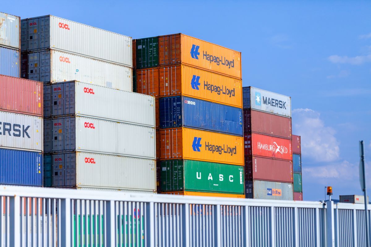 Container stack maersk hapag istock huettenhoelscher 1166117298