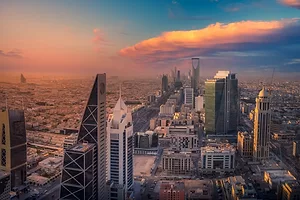 THE RIYADH SKYLINE AS THE SUN SETS.