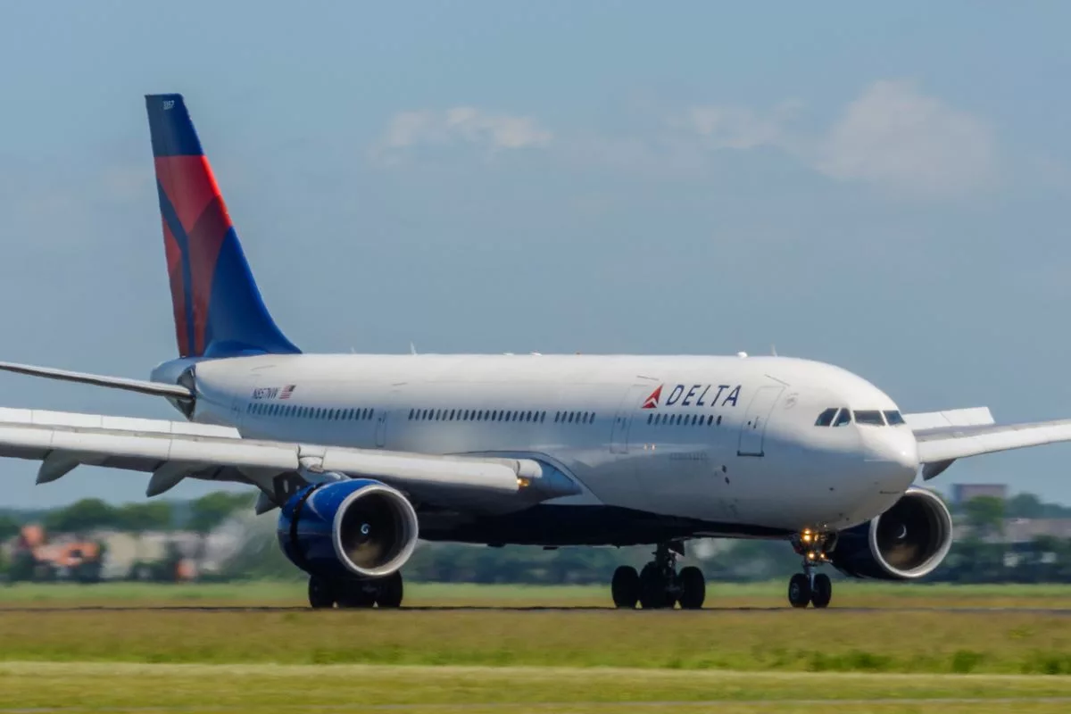 Delta amblemli bir uçak piste hazırlanıyor