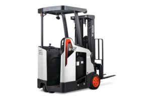 A BLACK AND WHITE FORKLIFT WITH RED ACCENTS SITS ON A WHITE BACKGROUND