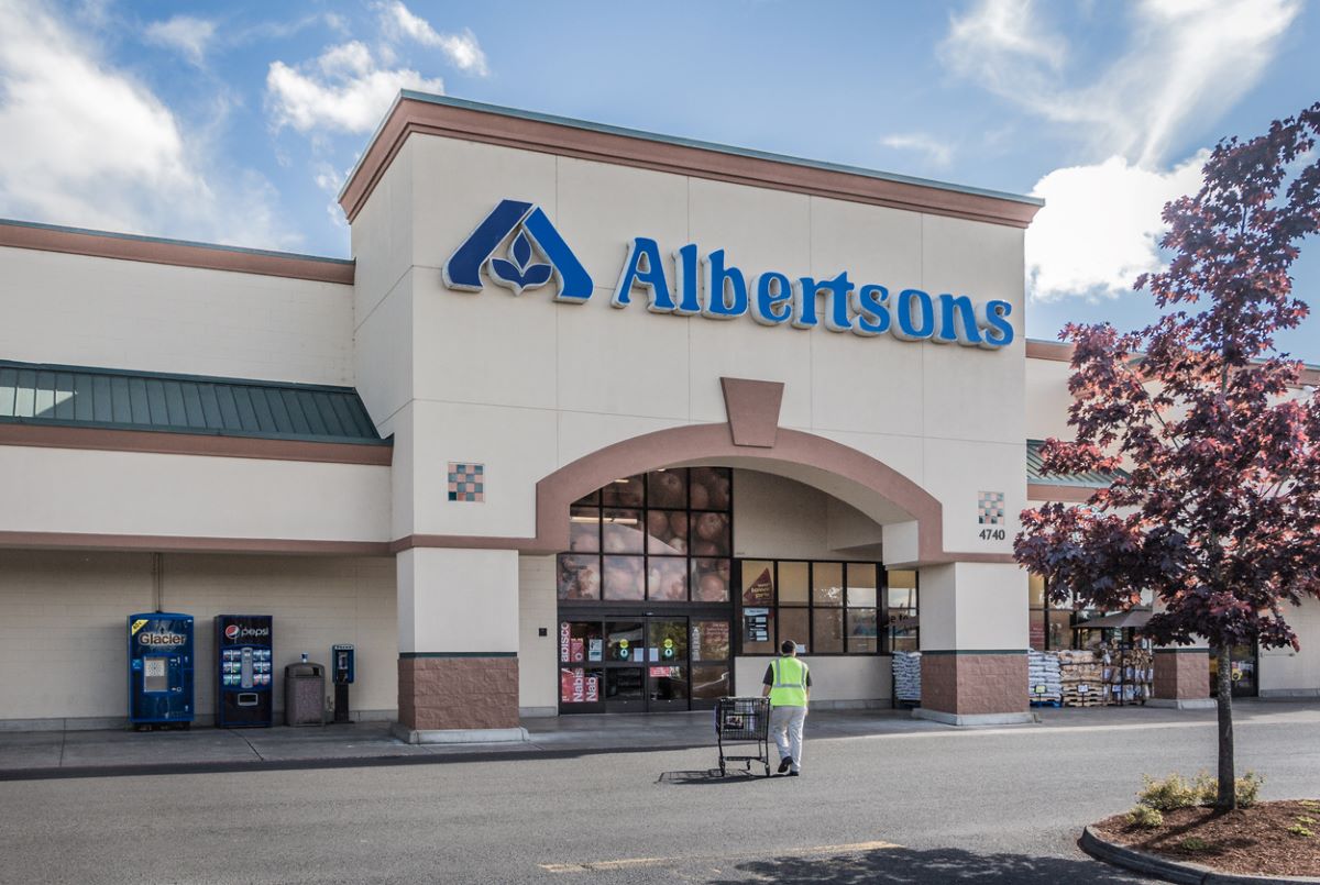 Albertsons grocery supermarket store front retail istock sweetbabeejay 505772463