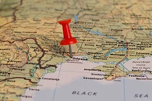 A MAP OF THE READ SEA AREA WITH A RED MAP PIN INDICATING THE PORT OF ODESA