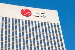 A TALL OFFICE BUILDING BEARS THE RED AND WHITE CIRCULAR LG LOGO