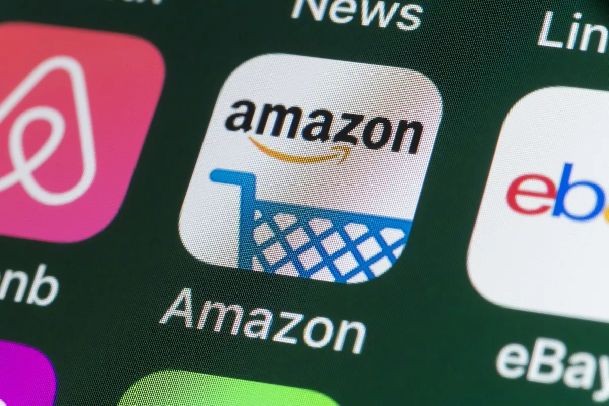 Bir akıllı telefonun ekranında Amazon uygulama simgesi görünüyor