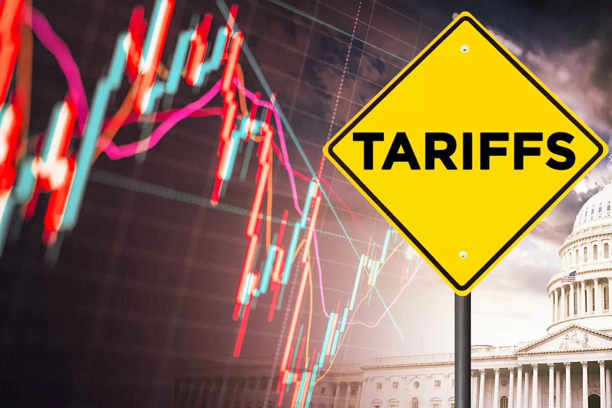 TARIFFS yazan baklava şeklinde sarı sokak tabelası; kırmızı çizgi grafiği ve ABD Capitol binası