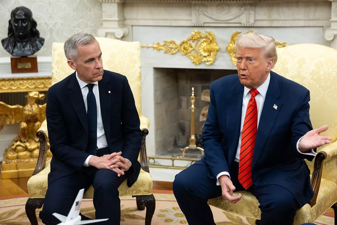 CARNEY AND TRUMP IN THE OVAL ROOM OF THE WHITE HOUSE