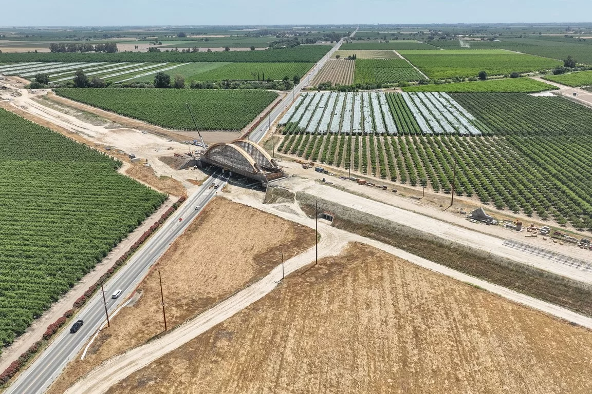 Kaliforniya kırsal alanlarındaki yüksek hızlı tren altyapı inşaat sahasının havadan görünümü