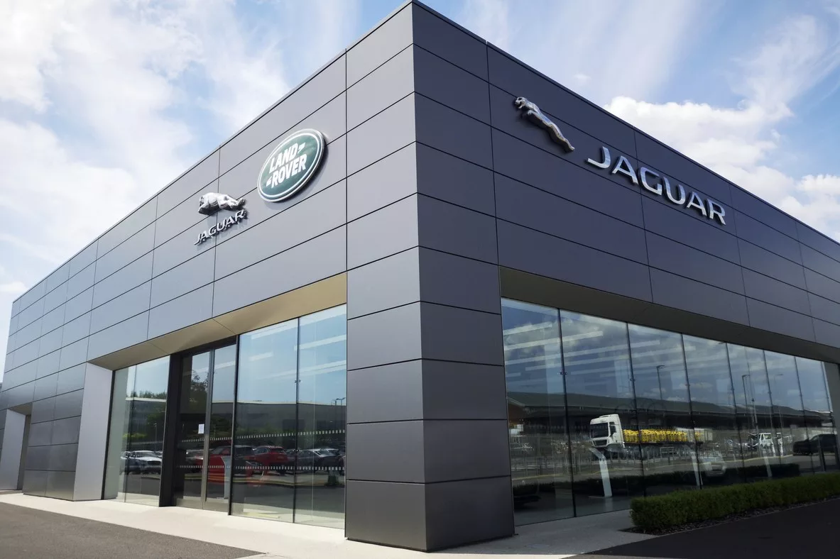 Jaguar logosu taşıyan cam ve koyu gri kaplamalı bina cephesi