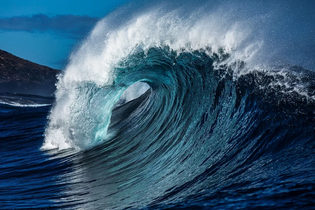 A HUGE OCEAN WAVE AT THE POINT OF BREAKING