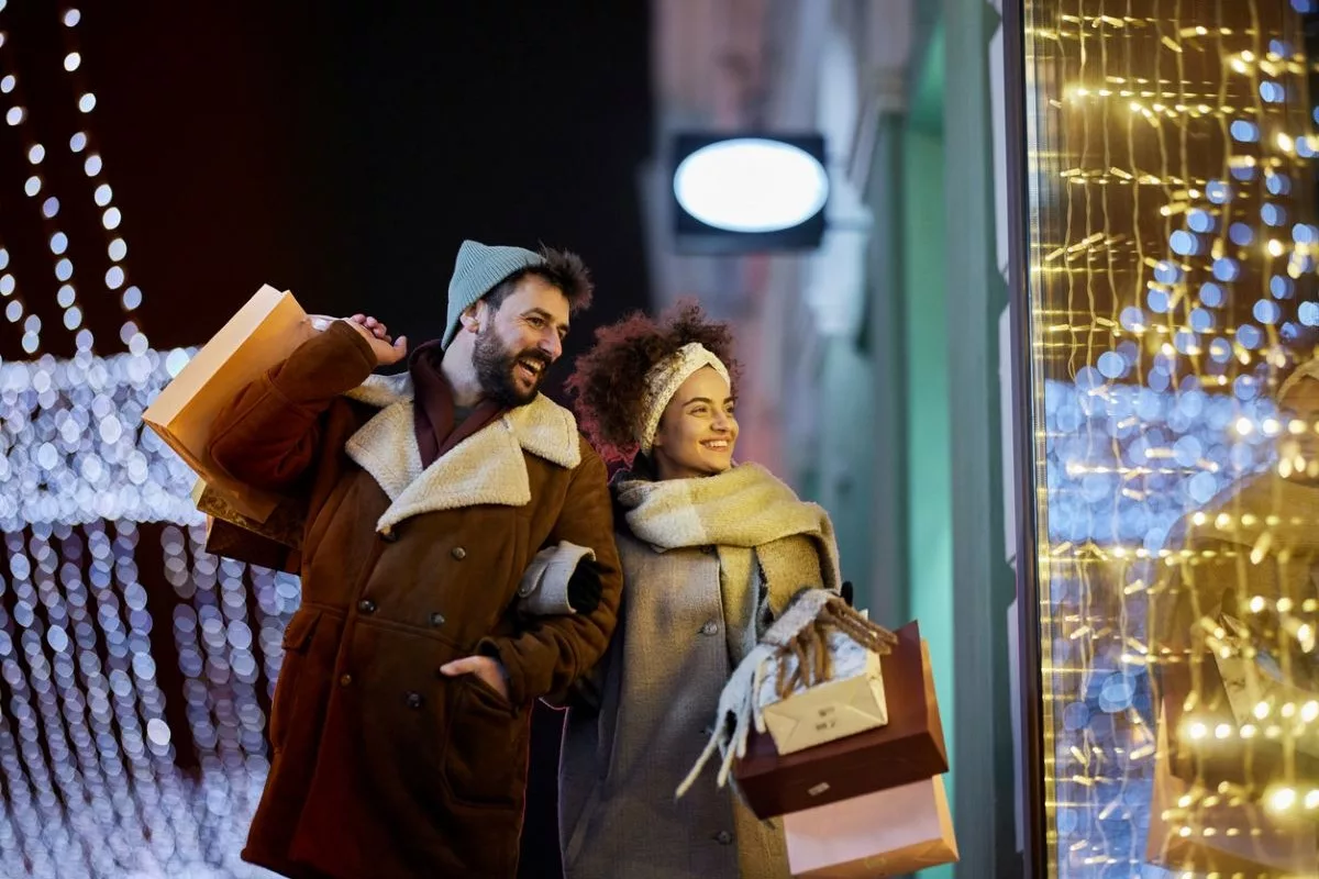 Holiday shopping consumer spending retail istock skynesher 1425791474