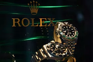 GLEAMING GOLDEN ROLEX WATCHES SIT IN A DARKENED CASE