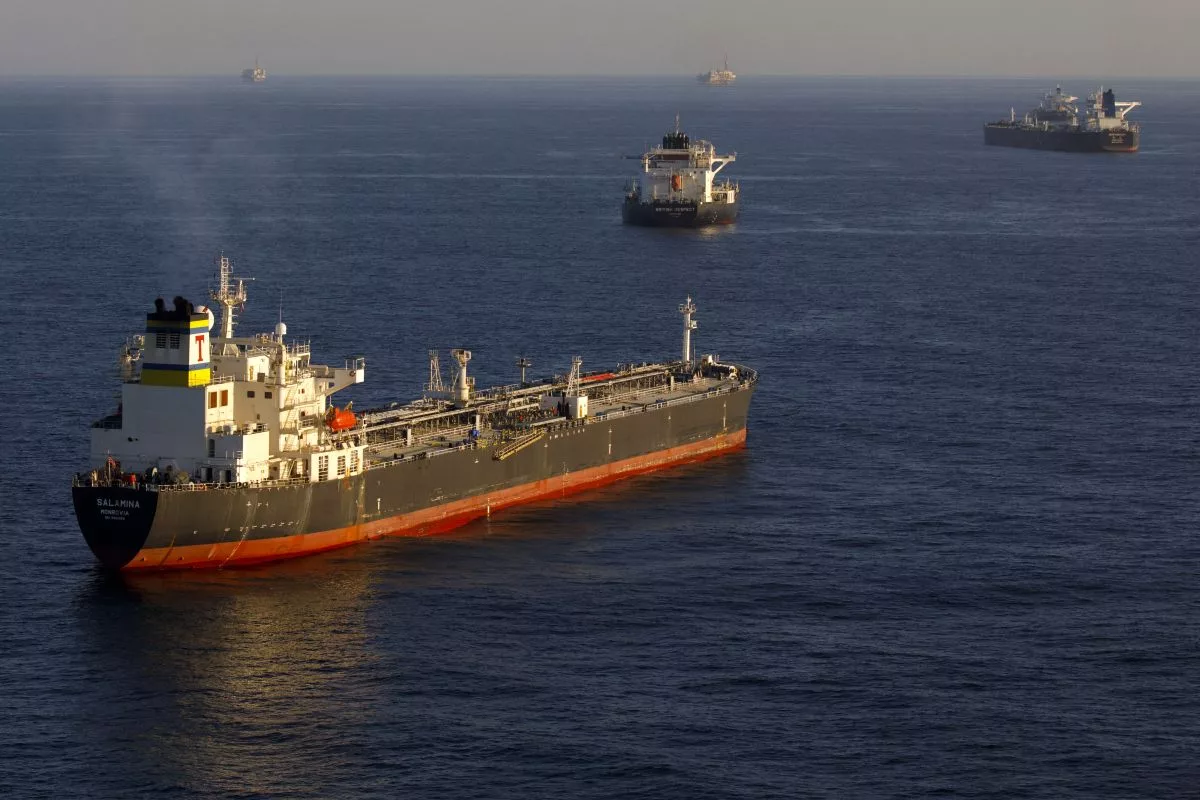 Açık denizde bir petrol tankerinin havadan çekilmiş görüntüsü, uzakta diğer gemiler de seçiliyor
