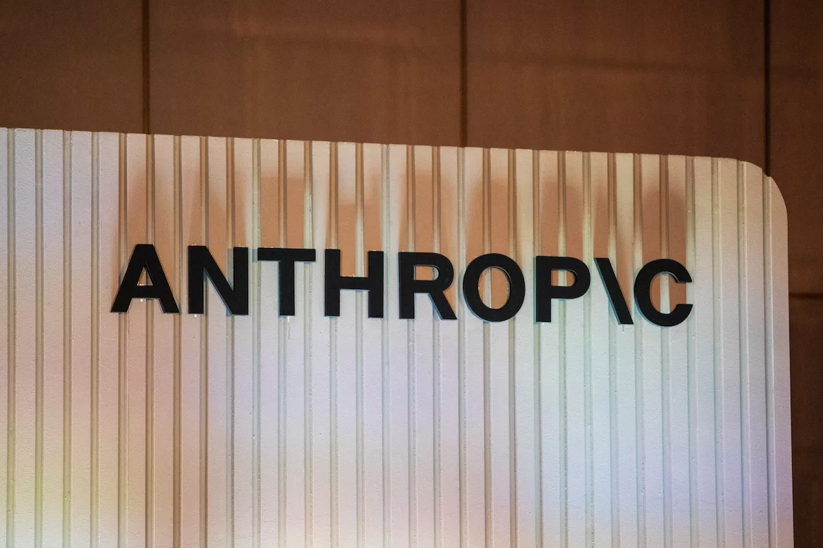 Siyah harflerle "ANTHROPIC" yazan beyaz aydınlatılmış bir duvar