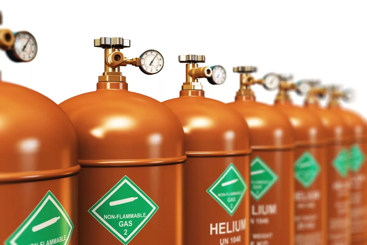 Helyum ve yanıcı olmayan gaz etiketli bir sıra gaz tüpü