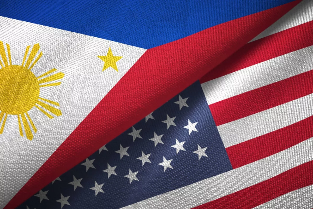 Filipinler ve Amerika Birleşik Devletleri bayrakları yan yana yer alıyor görünüyor