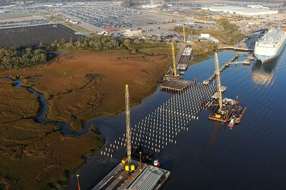 Brunswick Limanı Colonels Island Terminal'de inşaat halindeki dördüncü RoRo iskelesi görünümü