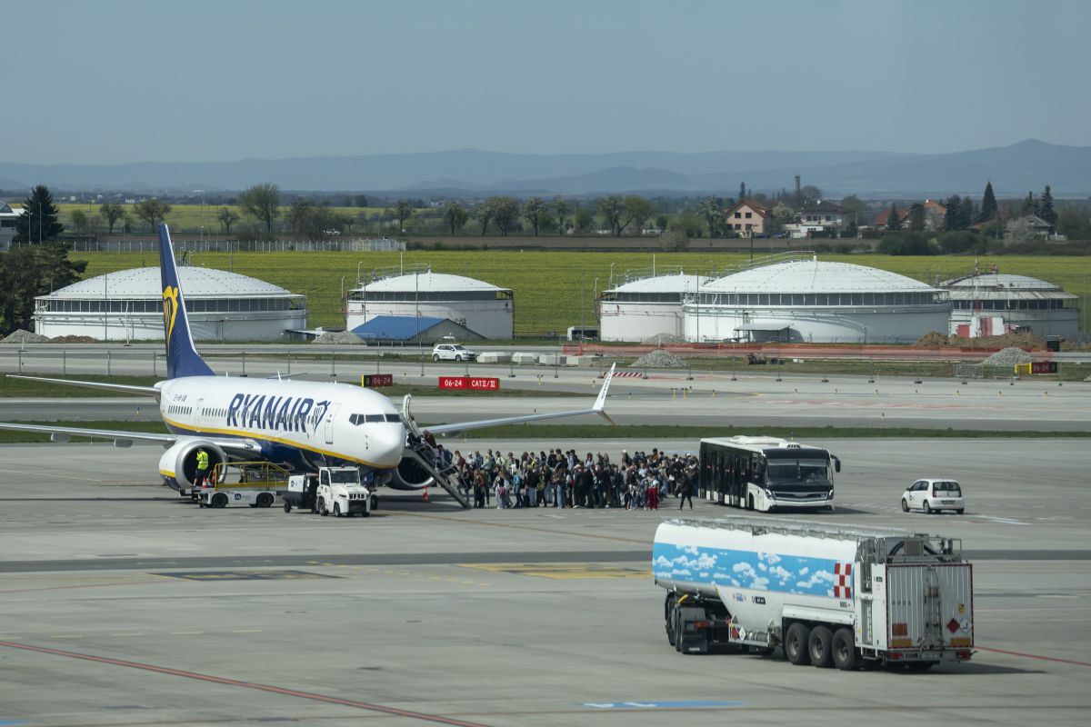 SupplyChainBrain'in haber görseli: pist üzerinde bir Ryanair uçağı — Avrupa havayolu yakıt arzının ABD Jet A yakıtıyla genişletilmesini temsilen
