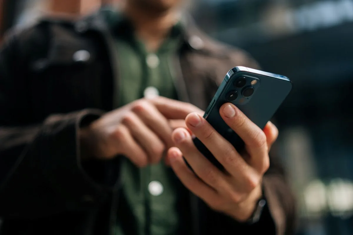 Mobile apps phone istock dikushin 2199471016