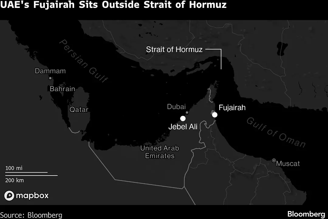 A BLACK AND WHITE MAP OF THE PERSIAN GULF SHOWS THE PORT OF JEBEL ALI WEST OF THE STRAIT OF HORMUZ BUT THE PORT OF FUJAIRAH TO THE EAST